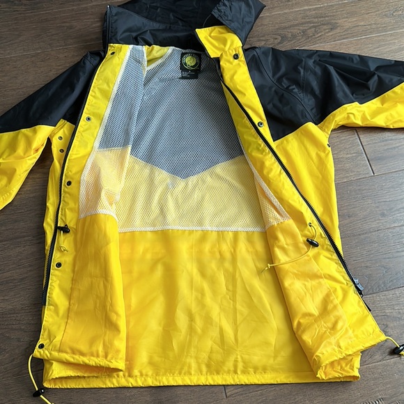 VTG Man’s Northern Escape Rain Coat - Picture 5 of 11